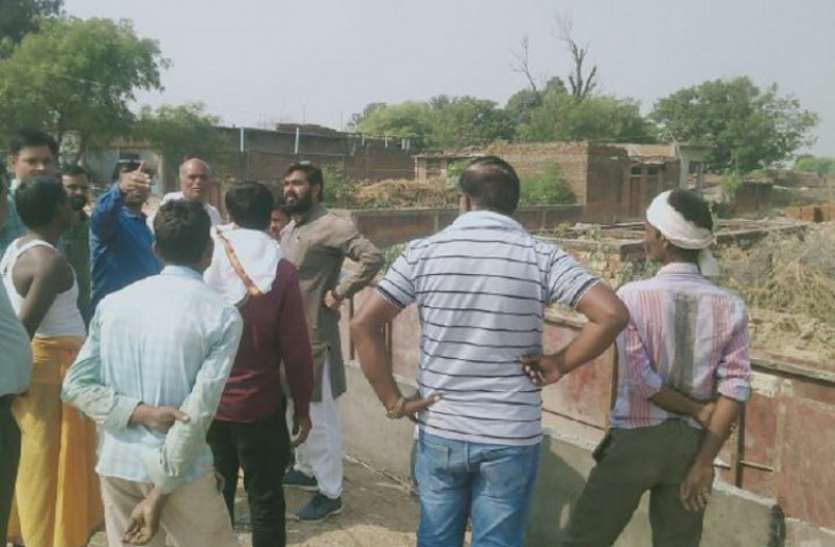 निजी कंपनी द्वारा नाला निर्माण में की जा रही मनमानी निजी कंपनी द्वारा नाला निर्माण में की जा रही मनमानी