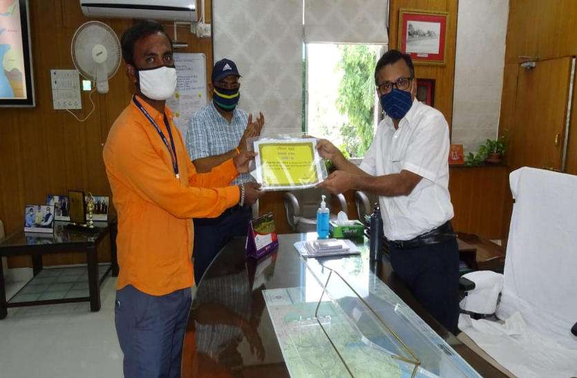 संरक्षा क्षेत्र में बेहतर प्रदर्शन करने वाले रेल कर्मियों का सम्मान संरक्षा क्षेत्र में बेहतर प्रदर्शन करने वाले रेल कर्मियों का सम्मान
