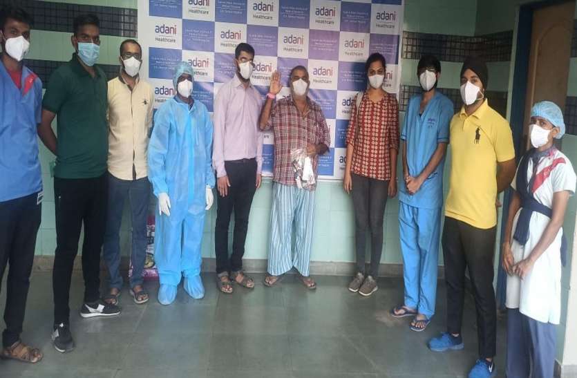 कोरोना को मात देने वाले रोगी ने भजन सुनाकर ली विदाई कोरोना को मात देने वाले रोगी ने भजन सुनाकर ली विदाई