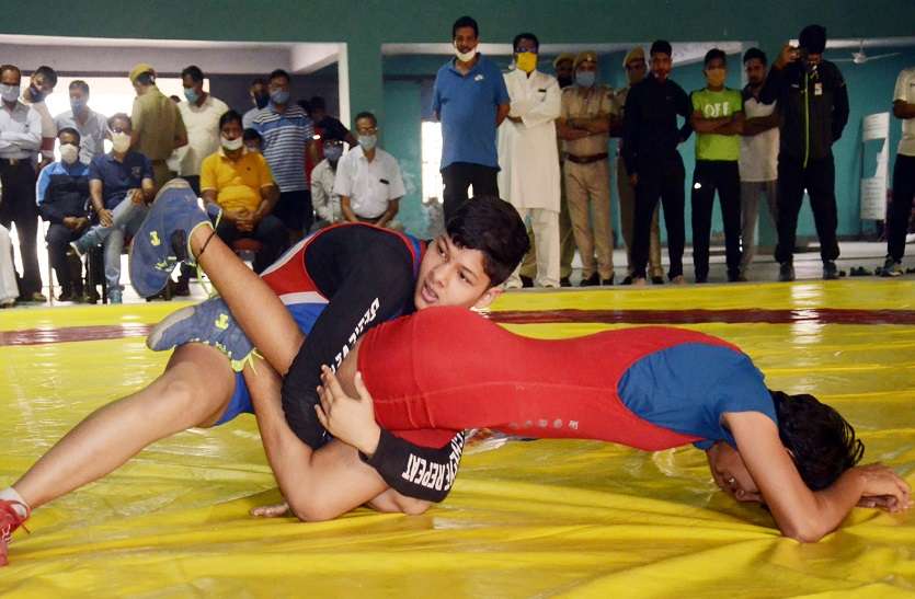 निभाई कुश्ती की परंपरा, बाल पहलवानों ने दिखाए दावपेंच निभाई कुश्ती की परंपरा, बाल पहलवानों ने दिखाए दावपेंच