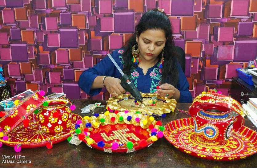 ,, करवाचौथ में नजर आएंगी प्रिंटेड थालियां, छलनी पर लिखा रहे पार्टनर का नाम
