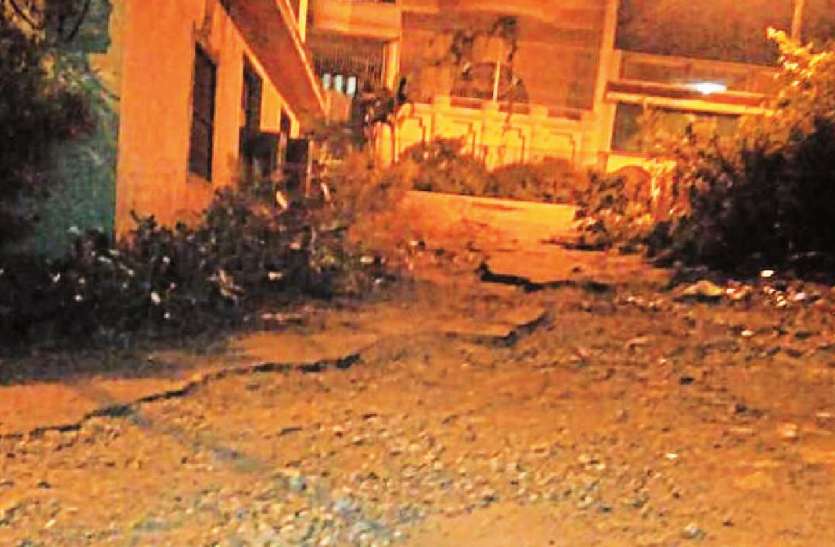 cms-3 कॉलोनी की अधूरी छोड़ी सड़क, गिर रहे हैं लोग