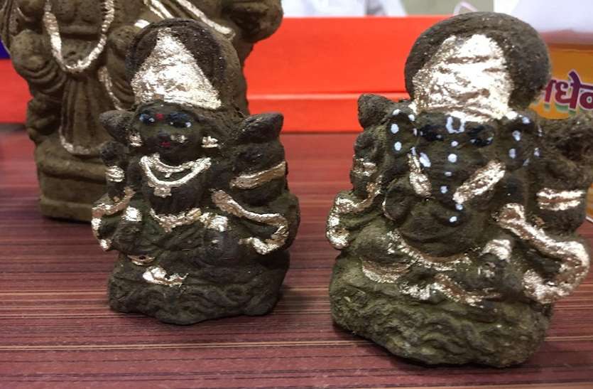 cowdung_ganesh_laxmi.jpg गोबर से निर्मित दीयों से रोशन होगी दिवाली, घर आएंगी गोबर के गणेश, लक्ष्मी की मूर्ति