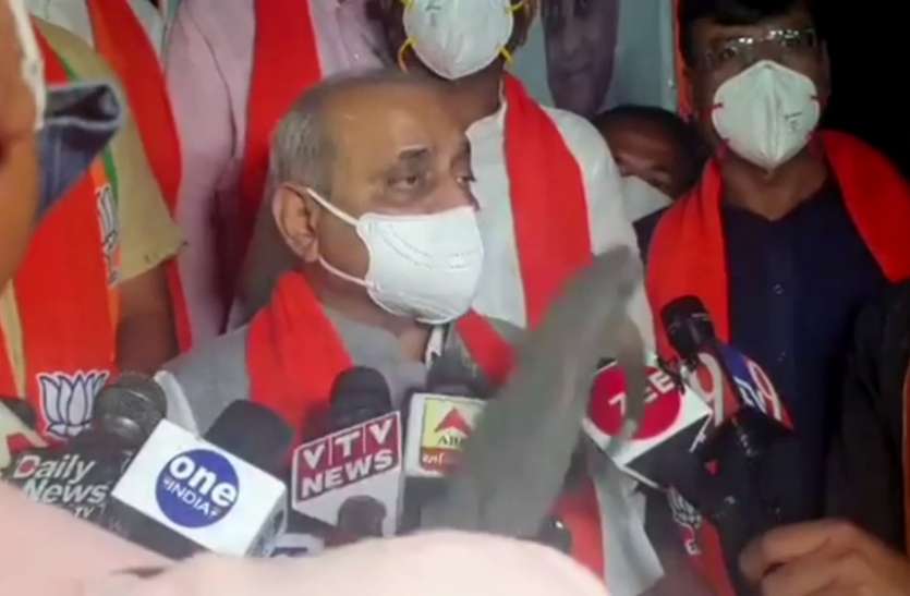 Gujarat: डिप्टी सीएम नितिन पटेल पर फेंका चप्पल Gujarat: डिप्टी सीएम नितिन पटेल पर फेंका चप्पल