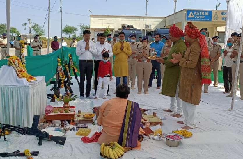 डीआरपी लाईन में पूजे शस्त्र (देखे वीडियो) डीआरपी लाईन में पूजे शस्त्र (देखे वीडियो)