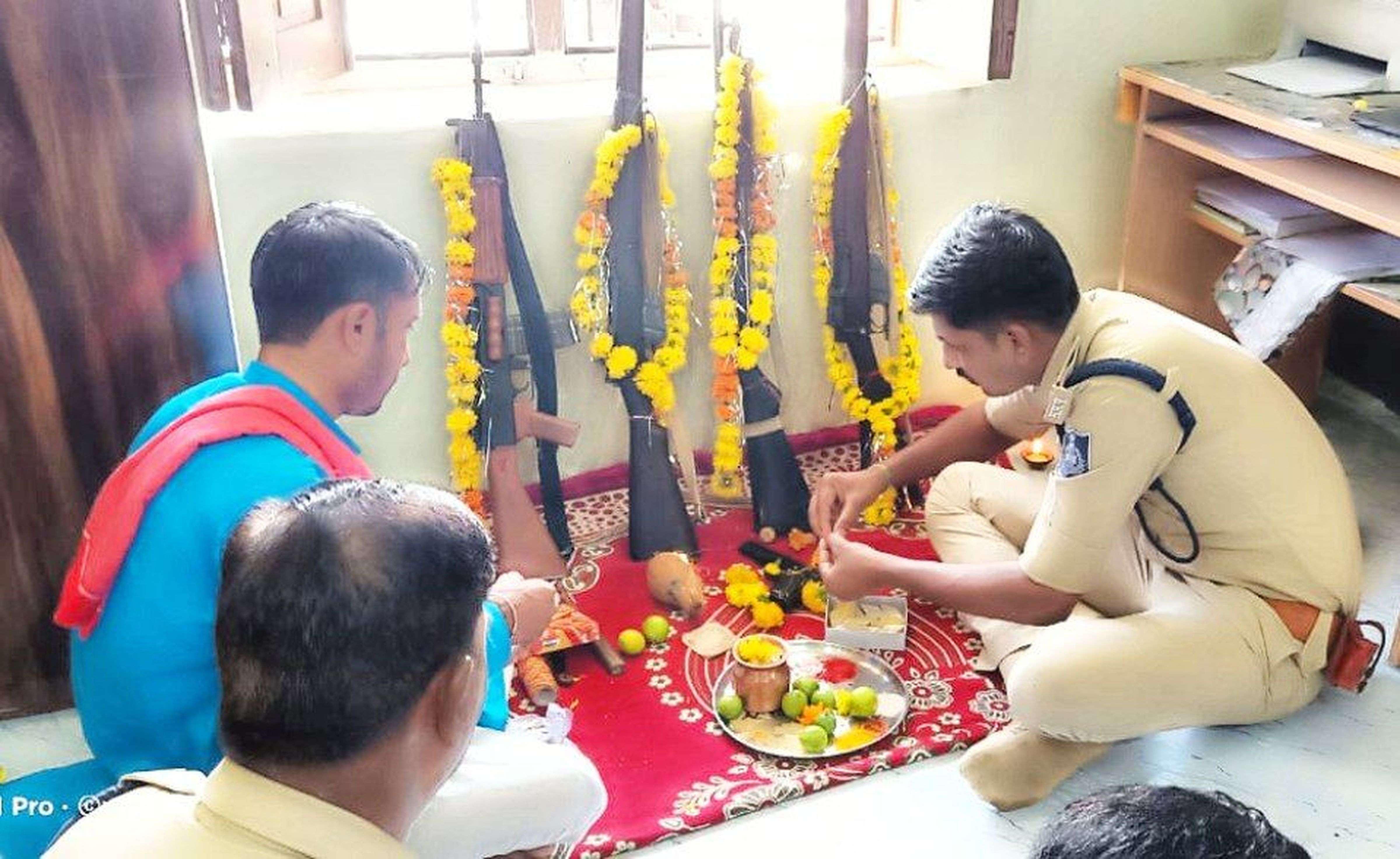 डीआरपी लाईन में पूजे शस्त्र (देखे वीडियो)