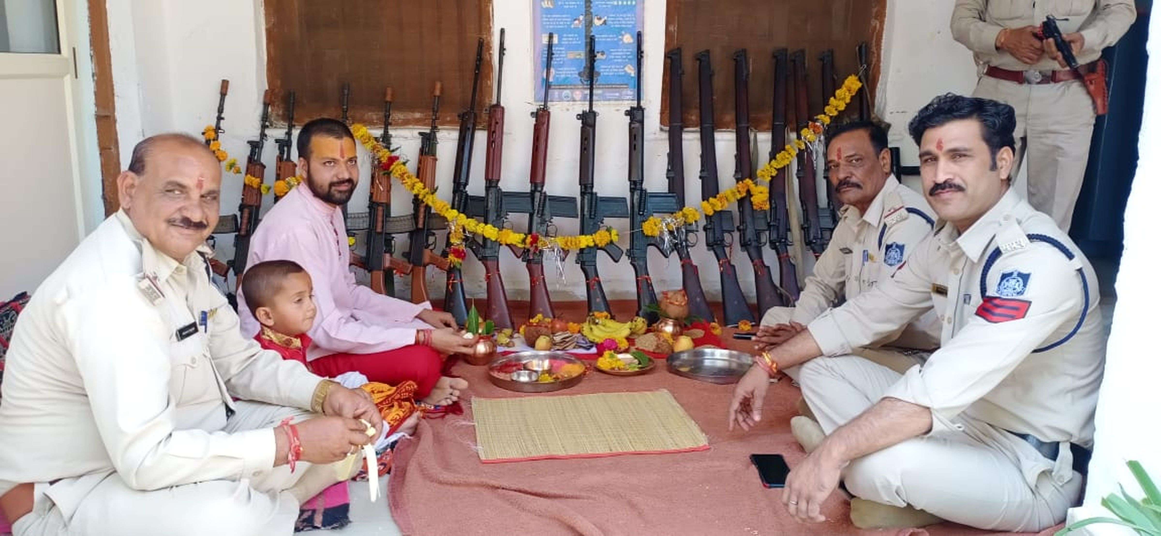 डीआरपी लाईन में पूजे शस्त्र (देखे वीडियो)