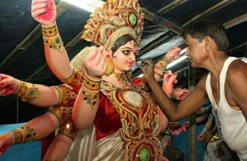 मूर्तिकारों पर महामारी की मार, जिंदगी हुई बदरंग मूर्तिकारों पर महामारी की मार, जिंदगी हुई बदरंग