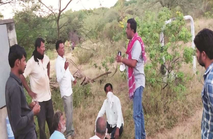 फंदे पर लटका मिला सामूहिक हत्या के आरोपी का शव फंदे पर लटका मिला सामूहिक हत्या के आरोपी का शव