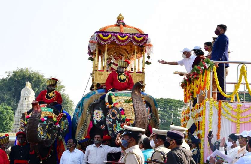 mysore मैसूरु दशहरा: स्वर्ण हौदे में सवार होकर निकलीं चामुंडेश्वरी देवी