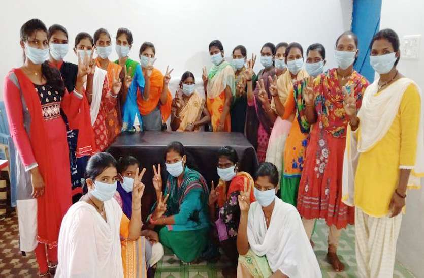 kondagaon_tribal_girls.jpg छत्तीसगढ़ की आदिवासी युवतियों के 'सुई-धागा' की धमक पहुंची अमरीका