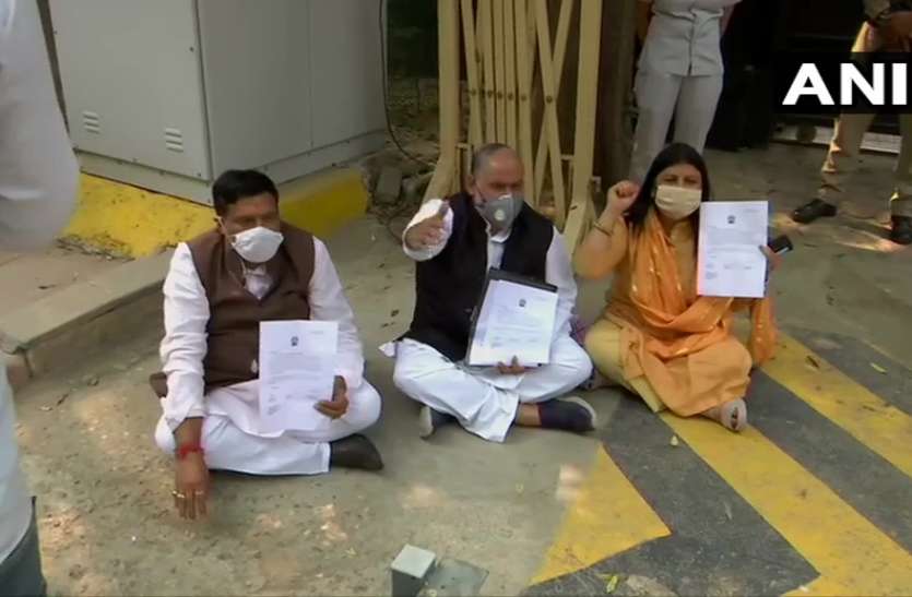 Doctor Salary Issue: three mayors sit in protest kejriwal house डॉक्टर सैलरी विवाद का मामला गरमाया, CM केजरीवाल के घर धरने पर बैठे मेयर