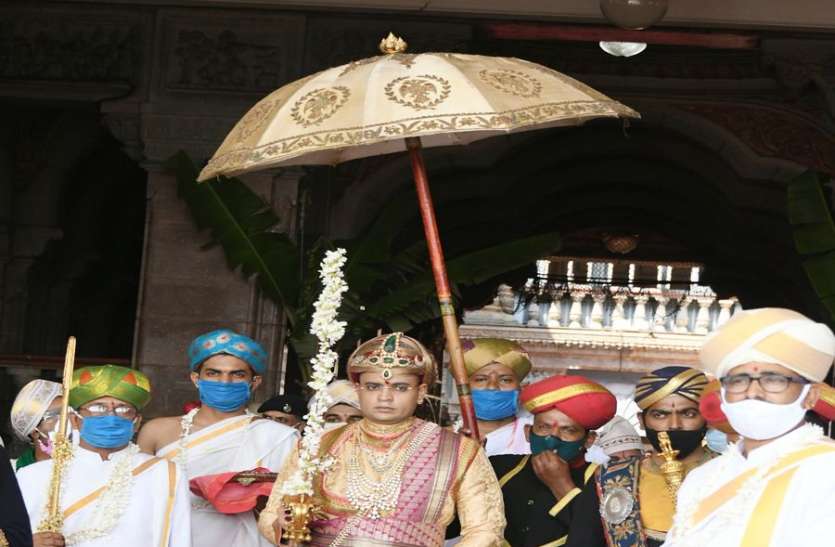 mysore मैसूर पैलेस: चमकती तलवार व सजे दरबार के साथ नवरात्र महोत्सव का हुआ समापन