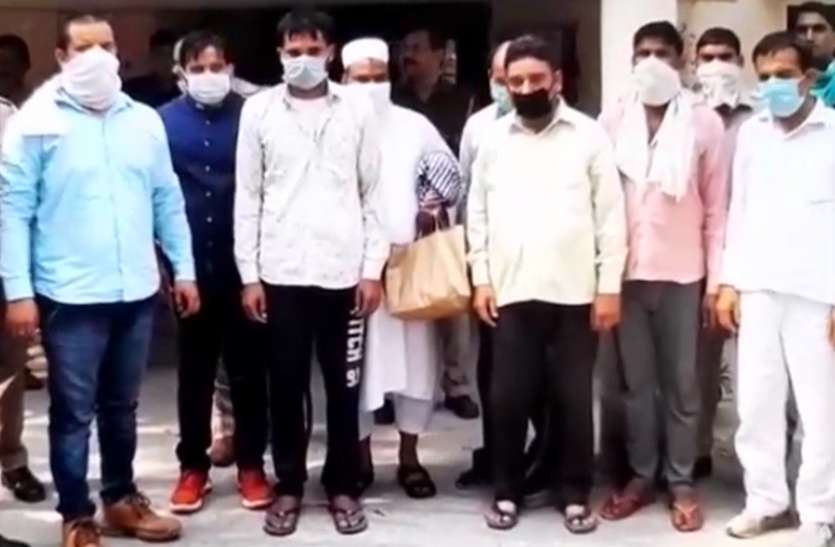 noida.jpg ट्रकों के फर्जी दस्तावेज बनाकर रोड पर चलने वाले गिरोह का पर्दाफाश, 8 गिरफ्तार
