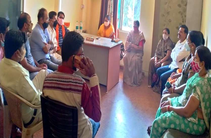 भाजपा पार्षदों के तीखे तेवर, दुर्ग मेयर को कहा विधायक के रिमोट पर चलने वाला नेता, बंधक बन गई है निगम सरकार भाजपा पार्षदों के तीखे तेवर, दुर्ग मेयर को कहा विधायक के रिमोट पर चलने वाला नेता, बंधक बन गई है निगम सरकार