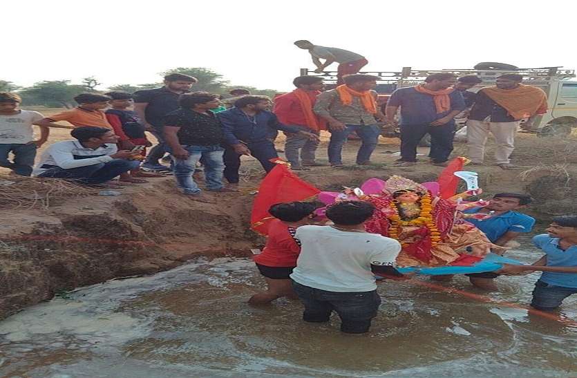 Maa Durga Murti Visarjan@shrimadopur Maa Durga Murti Visarjan: पानी में दर्पण के समक्ष मां की प्रतिमा का दिखाया अक्ष