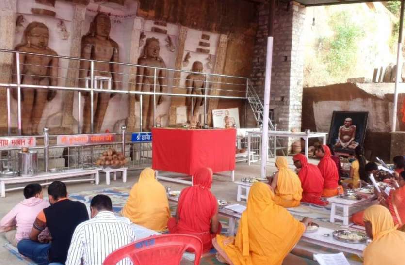 जयकारों के साथ प्राचीन प्रतिमाओं पर रत्न जडि़त स्वर्ण कलशों से किया महामस्तकाभिषेक जयकारों के साथ प्राचीन प्रतिमाओं पर रत्न जडि़त स्वर्ण कलशों से किया महामस्तकाभिषेक