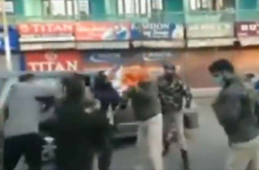 Police detained bjp worker Jammu Kashmir: श्रीनगर के लाल चौक में तिरंगा फहराने पहुंचे बीजेपी कार्यकर्ता, पुलिस ने हिरासत में लिया