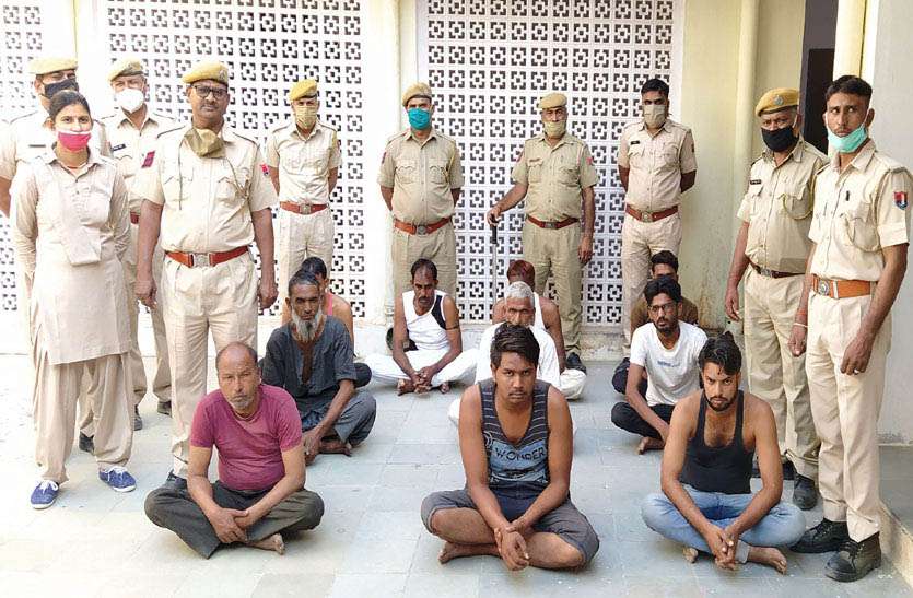 बजरी खनन: थाना परिसर में घुसकर पुलिसकर्मियों के साथ हाथापाई, भीड़ ने पुलिस जीप पर भी किया पथराव बजरी खनन: थाना परिसर में घुसकर पुलिसकर्मियों के साथ हाथापाई, भीड़ ने पुलिस जीप पर भी किया पथराव