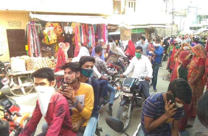 लम्बे समय बाद बाजारों में लौटने लगी खुशियां, गुलजार होने लगे बाजार लम्बे समय बाद बाजारों में लौटने लगी खुशियां, गुलजार होने लगे बाजार