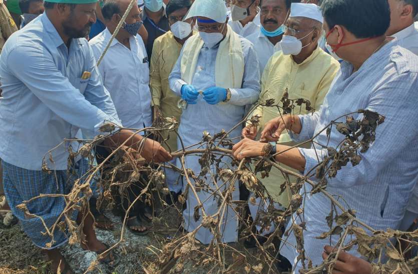, कलबुर्गी में बाढ़ पीडि़तों से मिले सिद्धरामैया