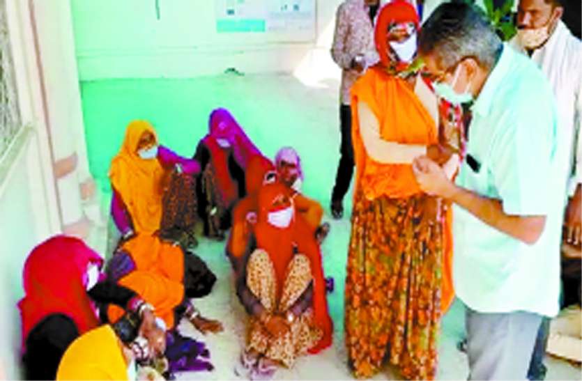 महिलाएं एडीएम दफ्तर के बाहर बैठी धरने पर महिलाएं एडीएम दफ्तर के बाहर बैठी धरने पर
