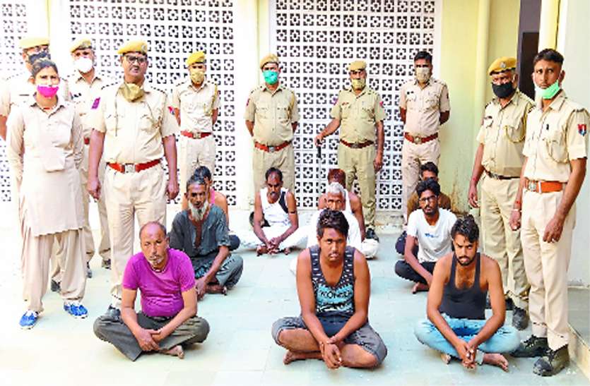 बजरी से भरे ट्रैक्टर जब्त कर ला रहे पुलिस गश्ती दल पर खननकर्ताओं ने किया हमला बजरी से भरे ट्रैक्टर जब्त कर ला रहे पुलिस गश्ती दल पर खननकर्ताओं ने किया हमला