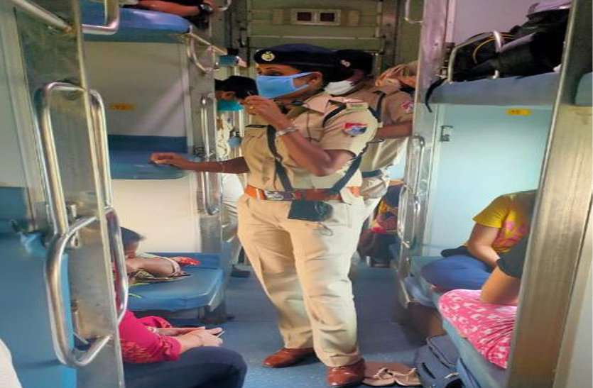 My friend is helping women traveling alone अकेले यात्रा करने वाली महिलाओं की मददगार बन रही मेरी सहेली