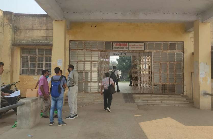 आदेश रोज आने के आते हैं दो दिन में एक बार आदेश रोज आने के आते हैं दो दिन में एक बार