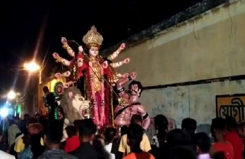 WEST BENGAL DURGA PUJA-लाल पाड़ की साड़ी में ढाक पर थिरकीं सांसद अभिनेत्री नुसरत