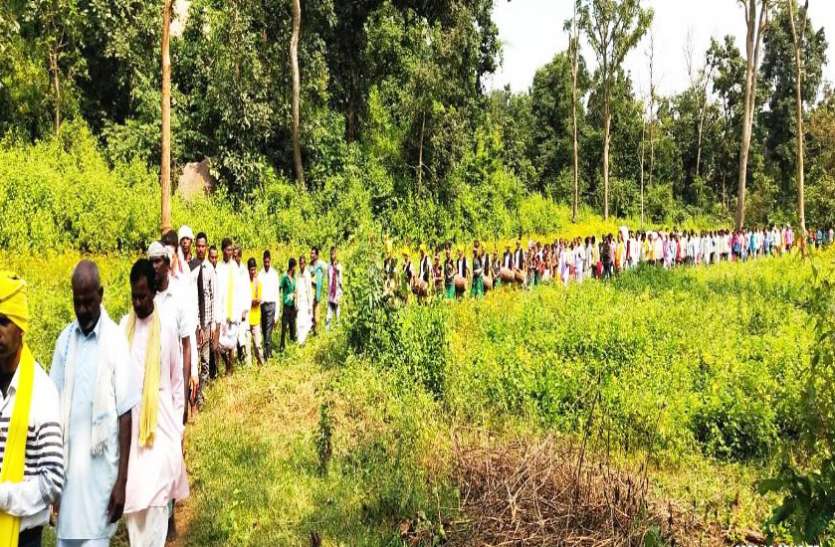 गादीगुड़ी गोना के दशहरा जात्रा में शामिल हुए सैकड़ों आदिवासी श्रद्धालु गादीगुड़ी गोना के दशहरा जात्रा में शामिल हुए सैकड़ों आदिवासी श्रद्धालु