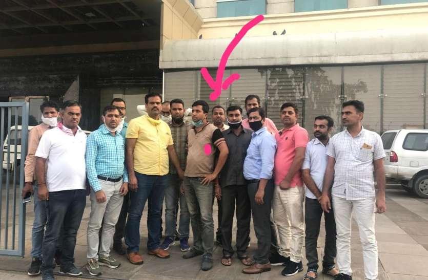 थानाधिकारी के लिए दस लाख रुपए रिश्वत लेते कांस्टेबल गिरफ्तार थानाधिकारी के लिए दस लाख रुपए रिश्वत लेते कांस्टेबल गिरफ्तार