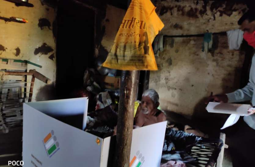 Postel ballot voting in Nepanagar 738 मतदाताओं के लिए 40 टीमें मैदान में, दिनभर में 275 वोट लेकर लौटे