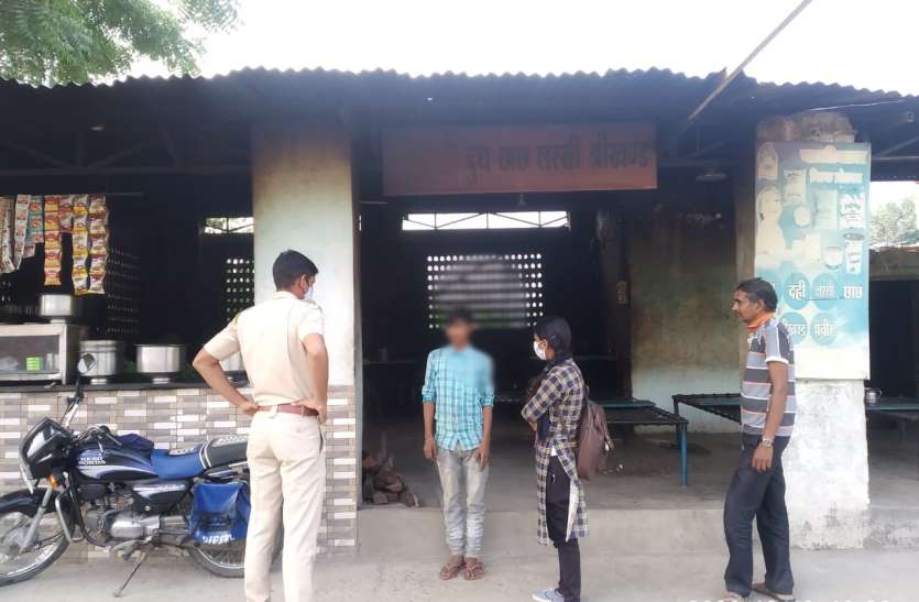 पेन छुड़वाकर हाथ में पकड़ा दिए 'पत्थर' से काम पेन छुड़वाकर हाथ में पकड़ा दिए 'पत्थर' से काम