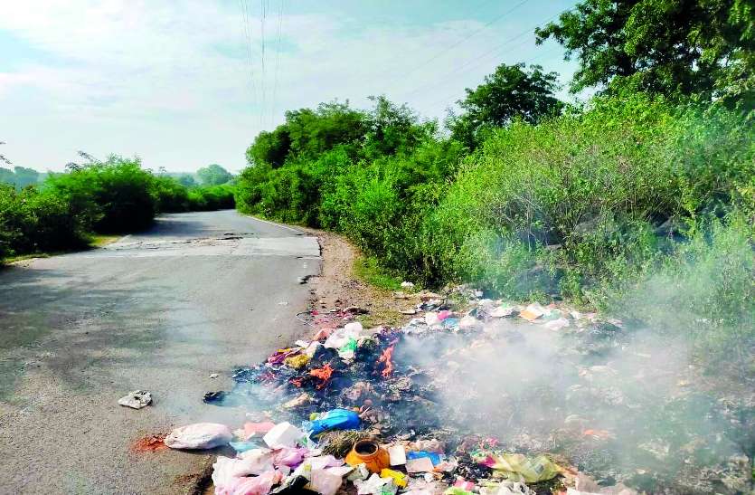 कलियासोत के किनारे ही जलाया जा रहा कचरा कलियासोत के किनारे ही जलाया जा रहा कचरा