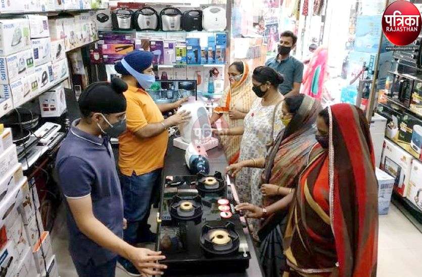 बाजार में खिले चेहरे : माता के आगमन से हारा कोरोना का ‘काळ’ बाजार में खिले चेहरे : माता के आगमन से हारा कोरोना का ‘काळ’