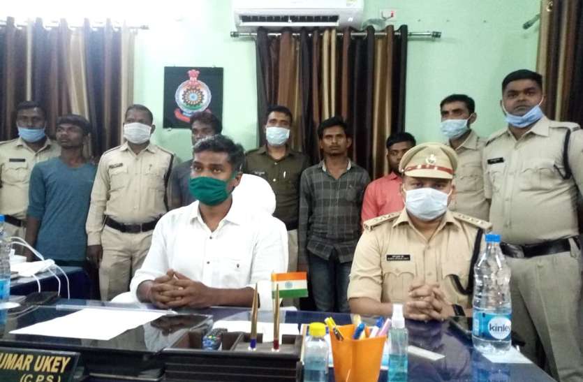 दुर्गा पूजा देखने गई नाबालिग को रात में मंदिर से अगवा कर 4 युवकों ने किया सामूहिक बलात्कार दुर्गा पूजा देखने गई नाबालिग को रात में मंदिर से अगवा कर 4 युवकों ने किया सामूहिक बलात्कार