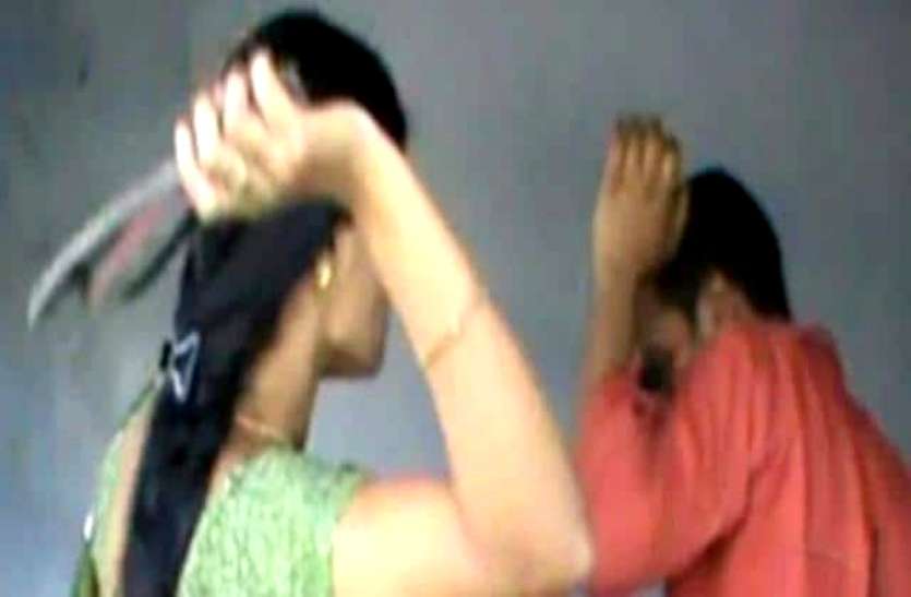 Husband Beaten by Wife with Sleepers प्रेमिका के साथ होटल में रंगरेलियां मनाते पकड़ाया पति को चप्पल से पीटते हुए थाने ले गई पत्नी