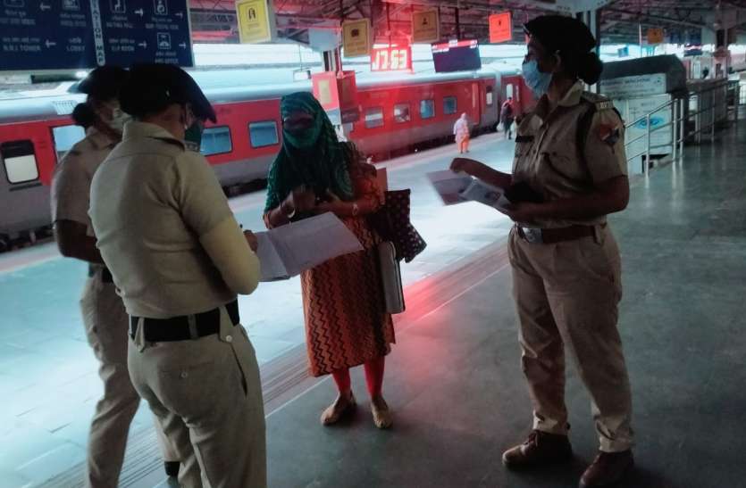 उदयपुर रेलवे स्टेशन पर अभियान की जानकारी देते। लेकसिटी के रेलवे स्टेशन पर 'मेरी सहेली' अभियान शुरू