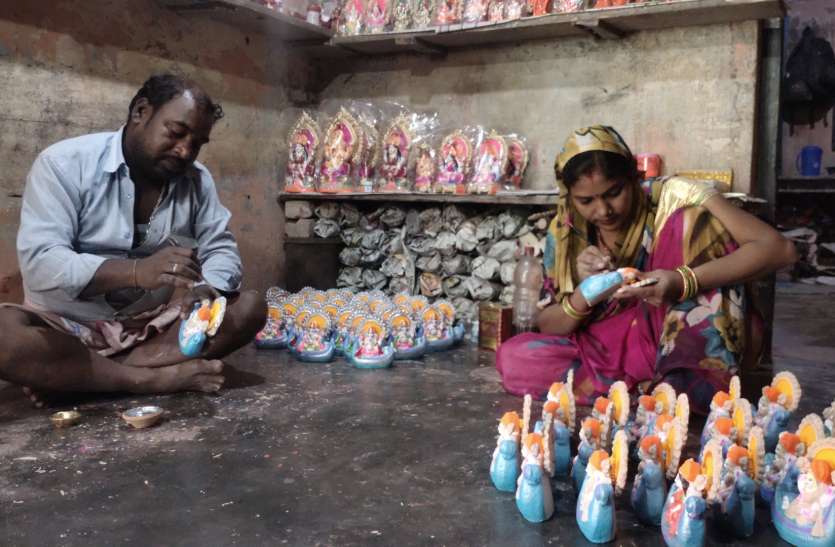दीपावली की तैयारी में मूर्ति बनाने वाले कुम्हारों को सता रहा कोरोना का डर दीपावली की तैयारी में मूर्ति बनाने वाले कुम्हारों को सता रहा कोरोना का डर
