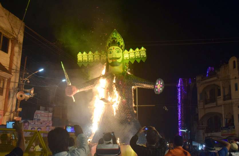 सैकड़ों वर्षों ने देश भर में दिखती है यहां के दुर्गोत्सव की दैवीय चमक सैकड़ों वर्षों ने देश भर में दिखती है यहां के दुर्गोत्सव की दैवीय चमक
