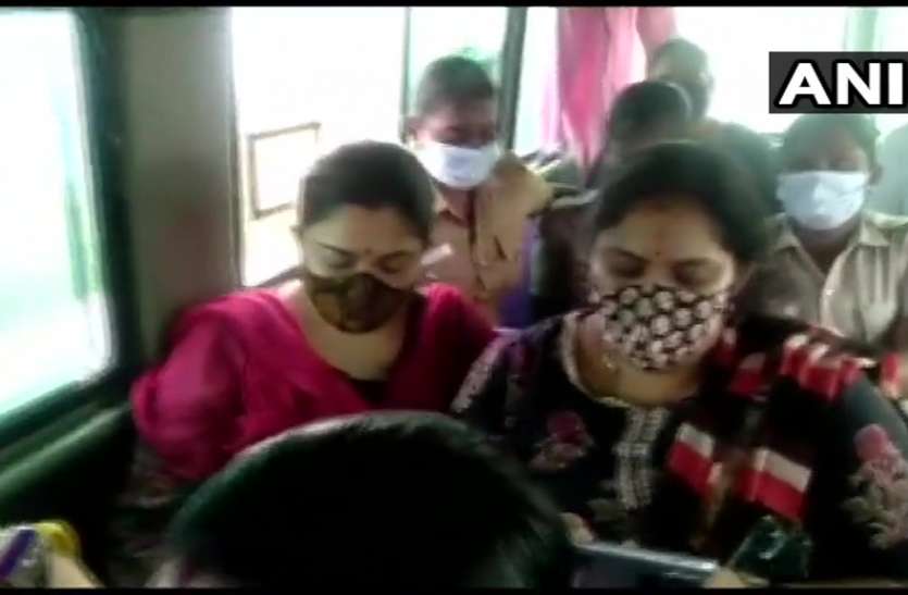 BJP leader Kushboo Sundar detained BJP नेता खुशबू सुंदर गिरफ्तार, VCK नेता तिरूमावलवन के खिलाफ जा रही थी प्रदर्शन करने