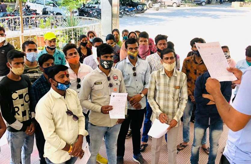 बगैर कारण नर्सिंग सेंटर बंद करने पर कलक्टर के पास पहुंचे स्टूडेंट्स बगैर कारण नर्सिंग सेंटर बंद करने पर कलक्टर के पास पहुंचे स्टूडेंट्स