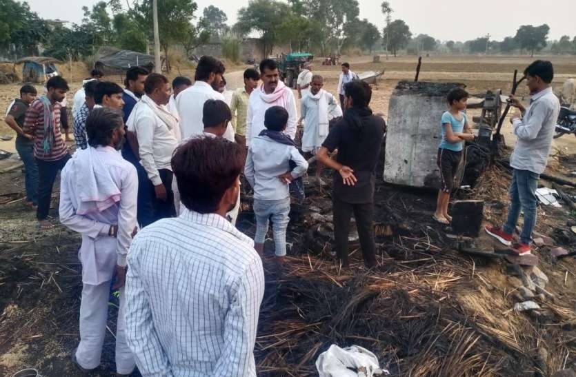 तीन छप्परों में लगी आग, सिलेण्डर फटा, दस लाख के जेवरात और नकदी जली तीन छप्परों में लगी आग, सिलेण्डर फटा, दस लाख के जेवरात और नकदी जली