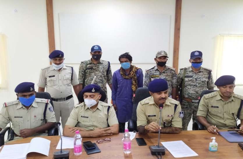 इनामी डकैत गौरी यादव गैंग का सक्रिय सदस्य रामजी की गिरफ्तार की जानकारी देती पुलिस सतना पुलिस की बड़ी कामयाबी, डेढ़ लाख रुपये के इनामी डकैत गौरी यादव गैंग का सक्रिय सदस्य गिरफ्तार