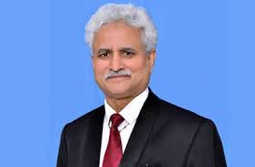 Alumni gave suggestions in conversationwith the Vice Chancellor विद्यार्थियों को तकनीक व कॉरपोरेट जगत के अनुसार किया जाए तैयार