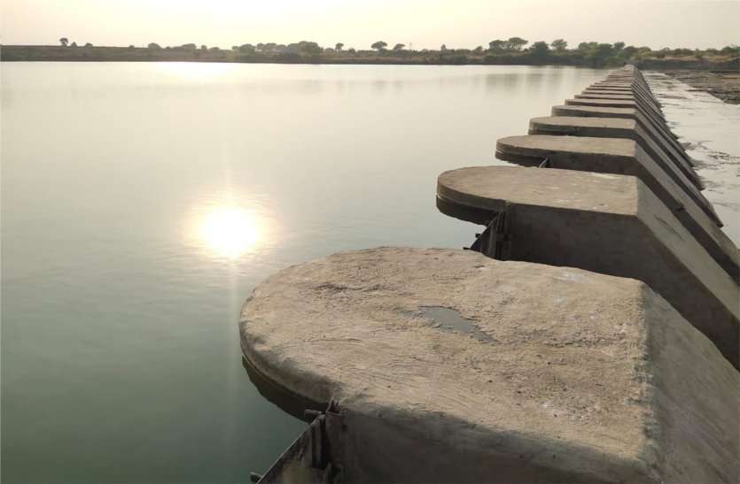 Bina river filled after gate closed गेट बंद होने के बाद लबालब भरी बीना नदी