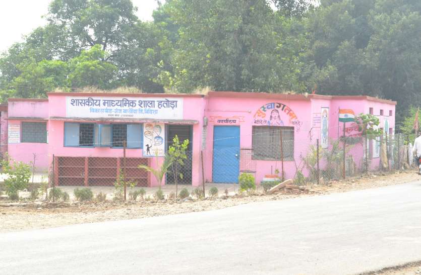 कल को पीछे छोड़ तरक्की की राह पर बढ़ा हतौड़ा कल को पीछे छोड़ तरक्की की राह पर बढ़ा हतौड़ा