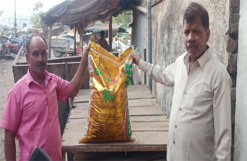Six hundred rupees sack of manure is getting for nine hundred rupees छह सौ रुपए की खाद की बोरी मिल रही नौ सौ रुपए में