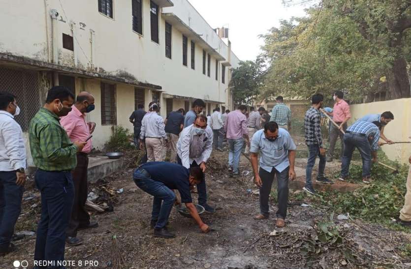 Officers did shramdaan in bhilwara अधिकारियों ने किया श्रमदान